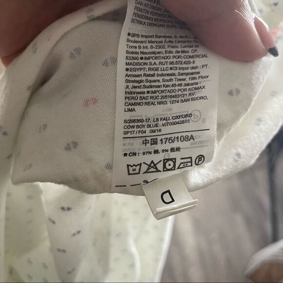 2/$20 Old Navy slim Fit Oxford Button Down Shirt in Cow Boy Blue - Picture 5 of 10